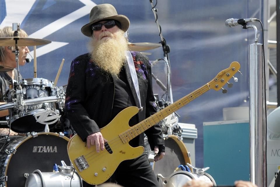 Dusty Hill, miembro fundador y bajista de ZZ Top, murió mientras dormía a los 72 años.