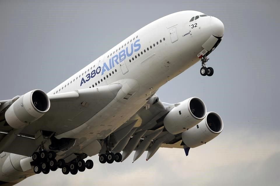 Airbus elevó de 566 a 600 aviones su pronóstico de entregas de aviones para este año.