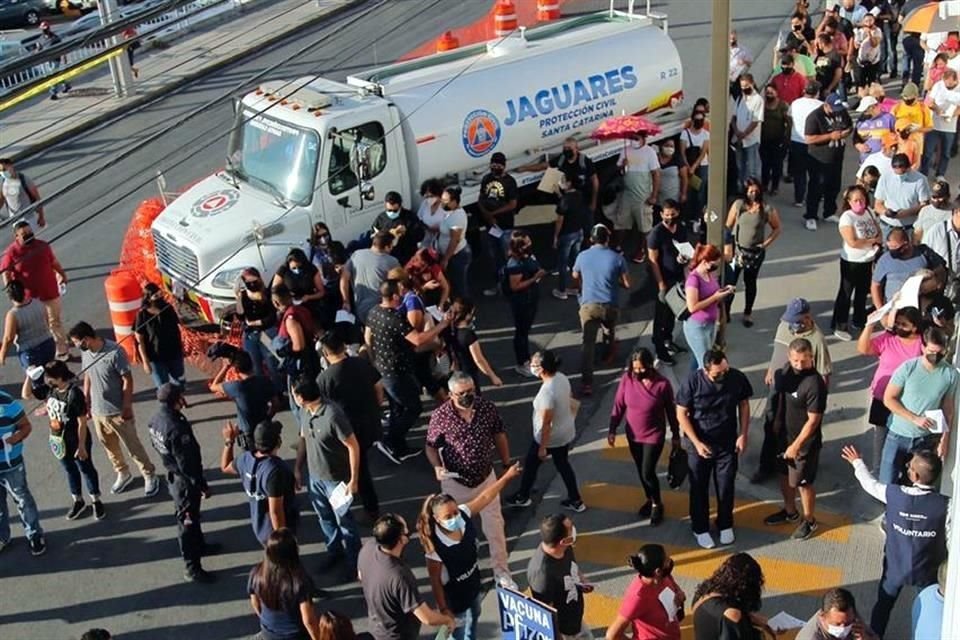 Cientos de adultos de 30 a 39 años hacen filas para recibir la vacuna contra el Covid-19 en Santa Catarina.