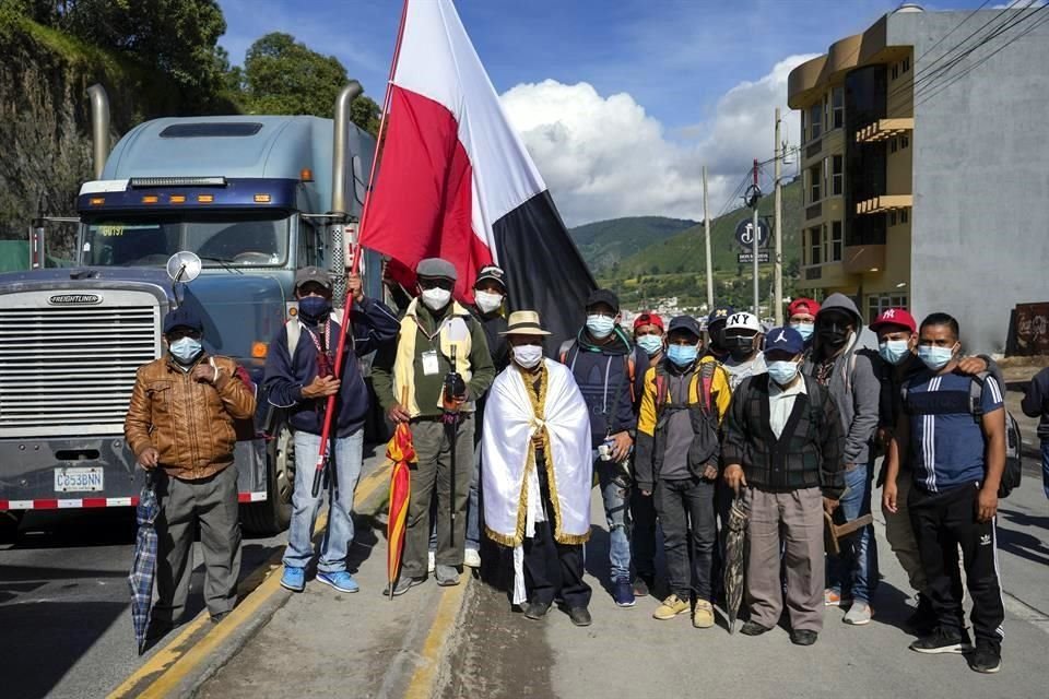 El alcalde indígena Jose Tax Sapon, al centro, acudió con vecinos para apoyar las manifestaciones.