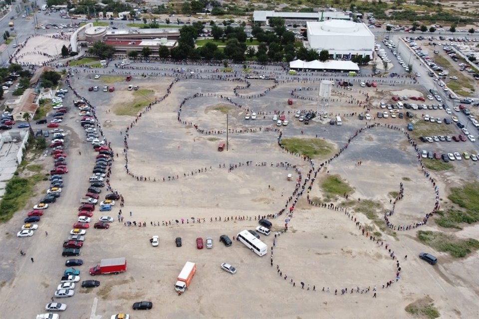 Los asistentes aseguraron estar sorprendidos con la larga fila.