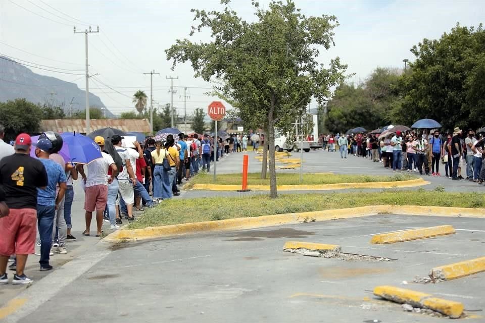 En el último día de vacunación para para personas de 30 a 39 años en García, miles de personas realizan una fila kilométrica con tiempos de espera de varias horas.