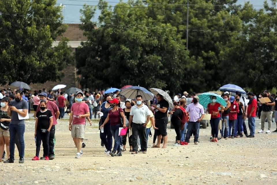 De acuerdo con fuentes oficiales, el miércoles no pudieron ser inmunizados mil 300 jóvenes, lo que provocó un embudo en la jornada de hoy.