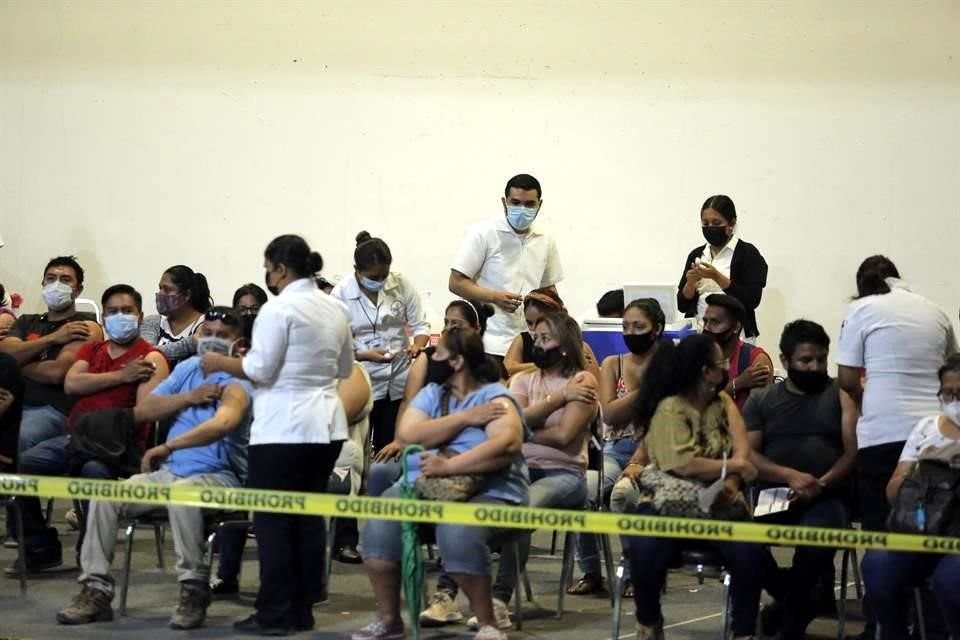 Según la versión del Municipio, en el módulo reciben la vacuna hasta 120 personas cada tres minutos, sin embargo, la alta demandada evita que la fila disminuya.