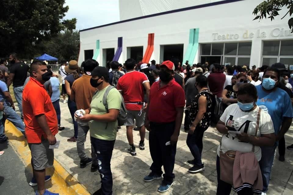 La jornada está programada para concluir a las 16:00 horas, pero los asistentes especulan que demorará más ante la gran cantidad de personas formadas.