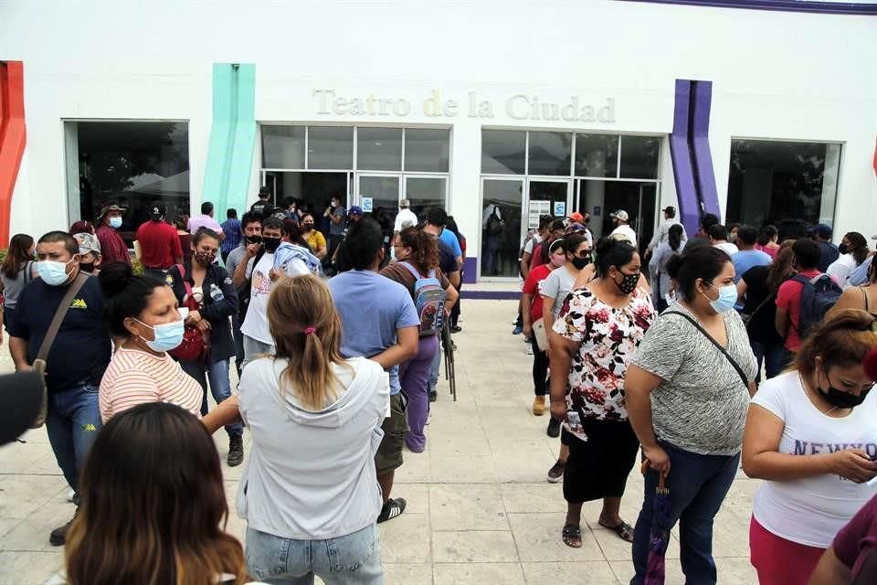 El módulo que por primera vez se abre para la vacunación es el del Teatro de la Ciudad, el cual se ha convertido en una de las sedes que mayor registro de fila ha tenido desde el inicio de vacunación.