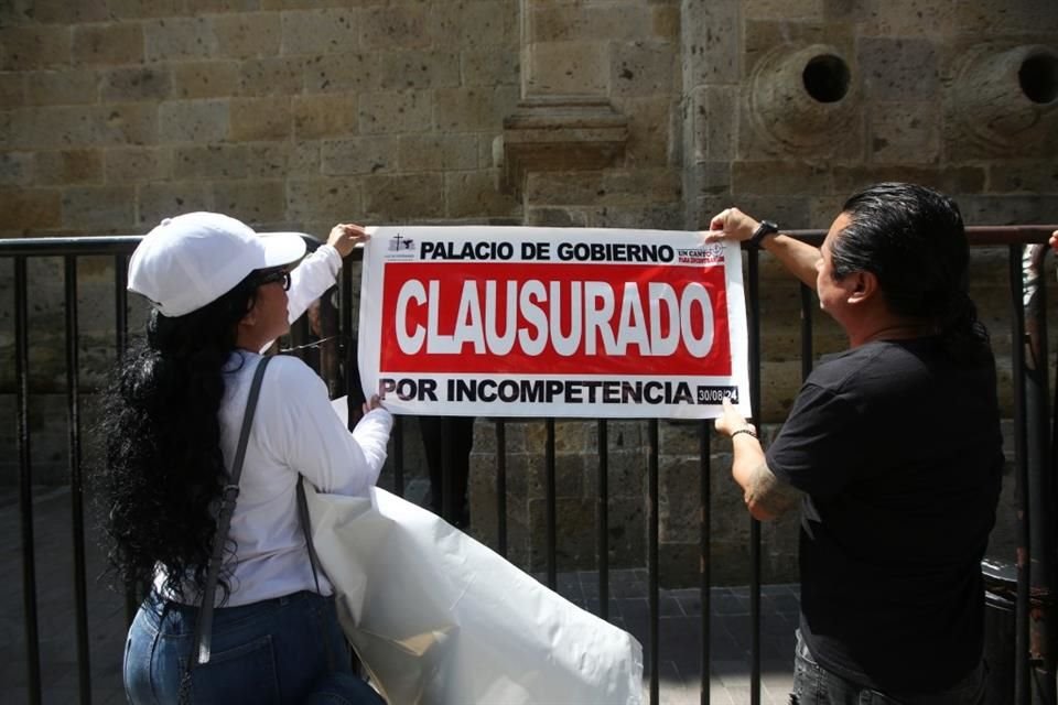 Entre la protesta, hubo quiénes también señalaron la incompetencia de las autoridades para atender la crisis de desapariciones.