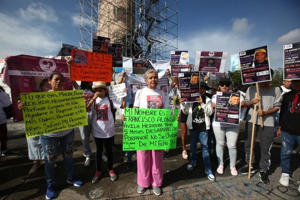 Familiares y activistas se dieron cita en la Glorieta de los Desaparecidos para comenzar la marcha.