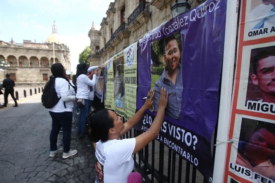 Otros, colgaron las mantas de sus desaparecidos al llegar a Palacio de Gobierno.