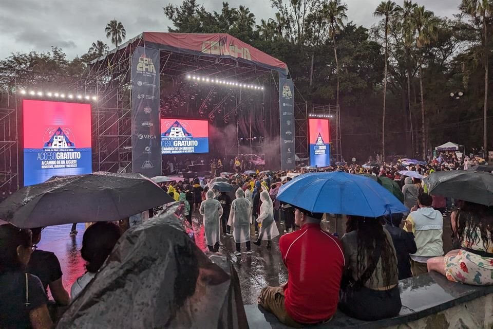 La lluvia no minimizó el ambientazo en La Concha Acústica.