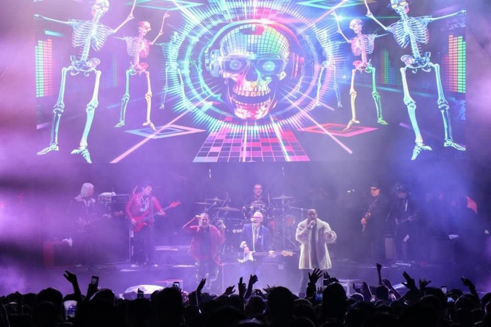 Rock en Tu Idioma, liderado por Sabo Romo, aderezó la noche.