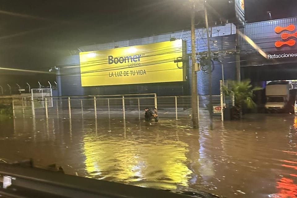 La noche del viernes se registraron encharcamientos al cruce de la Avenida Lázaro Cárdenas con Fuelle.