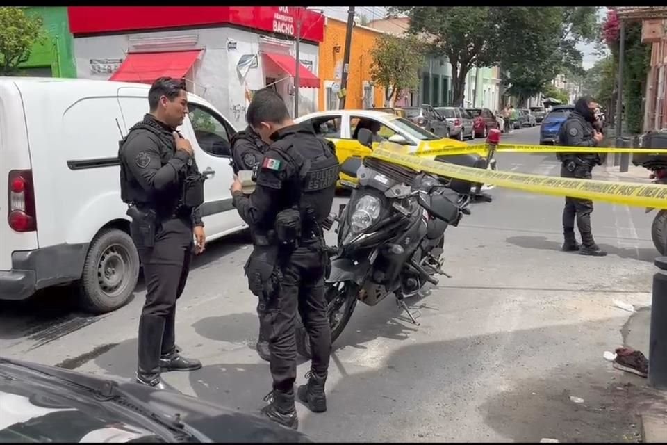 Mientras estaba en un bar de la Colonia Barranquitas Centro, de Guadalajara, un joven fue herido de bala y con un machete.