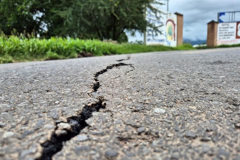 Grietas abiertas sobre la carretera a Usmajac, en el Municipio de Sayula.