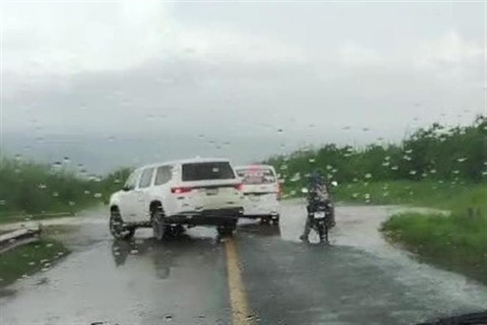 Un arroyó se desbordó en el crucero de Sayula y Tapalpa, sobre la Carretera Libre Acatlán de Juárez-Ciudad Guzmán.