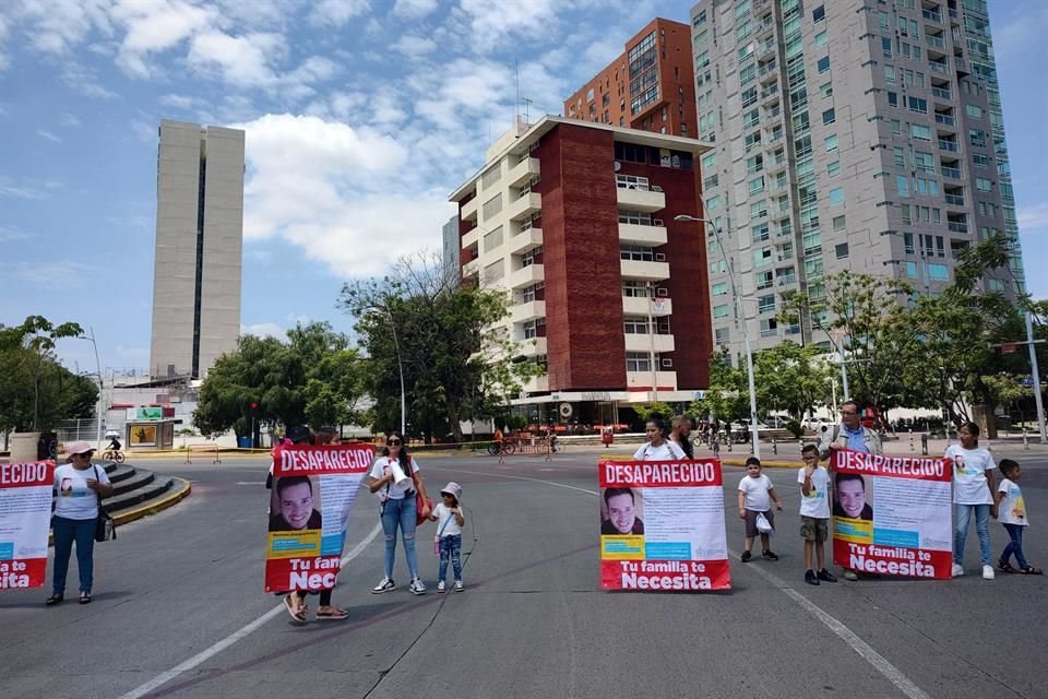 Desde cerca de las 12:00 horas, los seres queridos de ambos hombres desaparecidos se reunieron en Chapultepec.