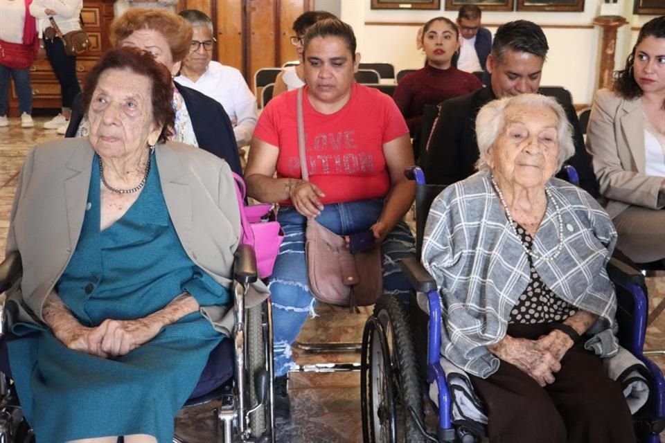 María de Jesús Valenzuela Ramos, María de la Luz Guzmán Gutiérrez y Ofelia Viveros Coss, quienes tienen 104, 101 y 103 años.