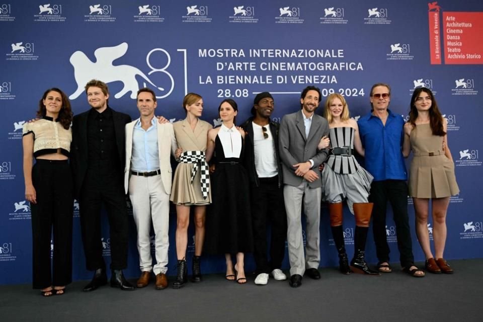 Joe Alwyn, Alessandro Nivola, Stacy Martin, Felicity Jones, Isaach De Bankole, Adrien Brody, Emma Laird, Guy Pearce y Raffey Cassidy conforman el elenco de 'The Brutalist'.