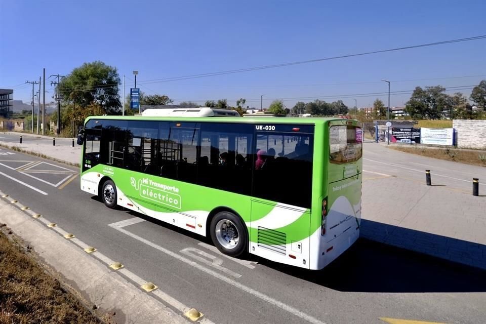 El servicio eléctrico llega al aeropuerto y es conducido, principalmente, por mujeres.