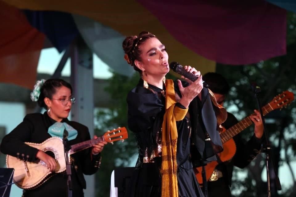 Mariachi Nuevo Tecalitlán en la Plaza Juan Pablo II, en el Centro de Zapopan, con la cantante Paloma del Río, en la 31 edición del Encuentro Internacional del Mariachi.