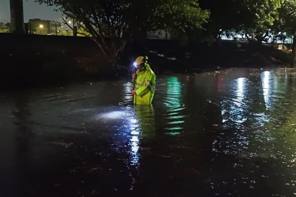 Lluvia registrada en la madrugada causó encharcamientos e inundaciones.