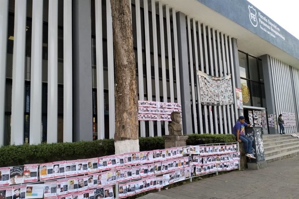 Pega de fichas de desaparecidos afuera de la Fiscalía Especial de Personas Desaparecidas.