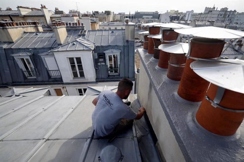 Romain Florentin, un trabajador especializado en los tejados parisinos,  oficio que busca ingresar a la lista de patrimonio inmaterial de la Unesco.