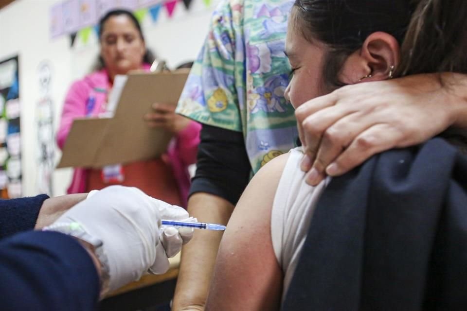 La población blanco son niñas y adolescentes de 11 a 16 años que no hayan sido inmunizadas anteriormente.