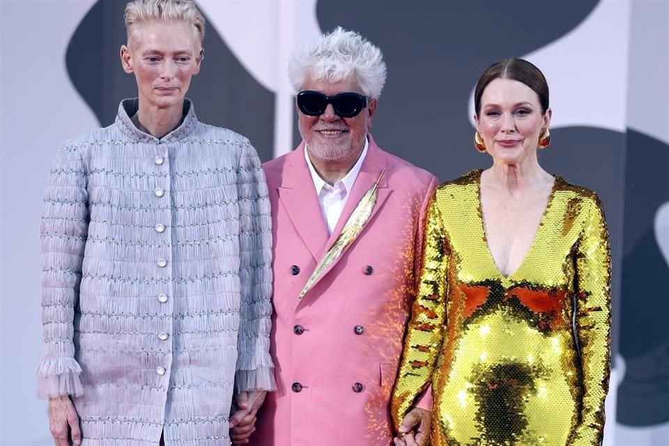 La nueva película de Pedro Almodóvar, 'La Habitación de al Lado', su primera en inglés, fue ovacionada durante casi 19 minutos en Venecia.