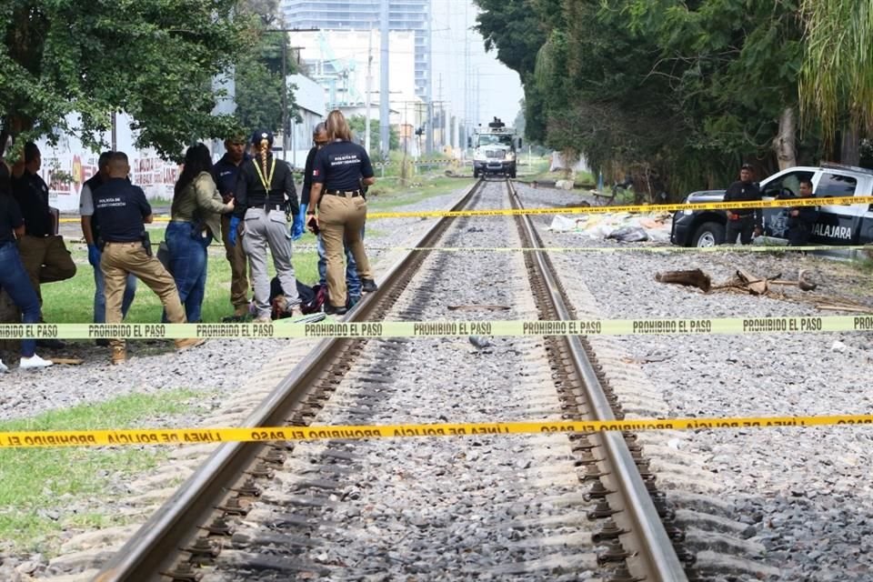 El cadáver se encontraba en las vías del tren de la Avenida Inglaterra, entre la Avenida Ignacio L. Vallarta y la Calle Leñadores.