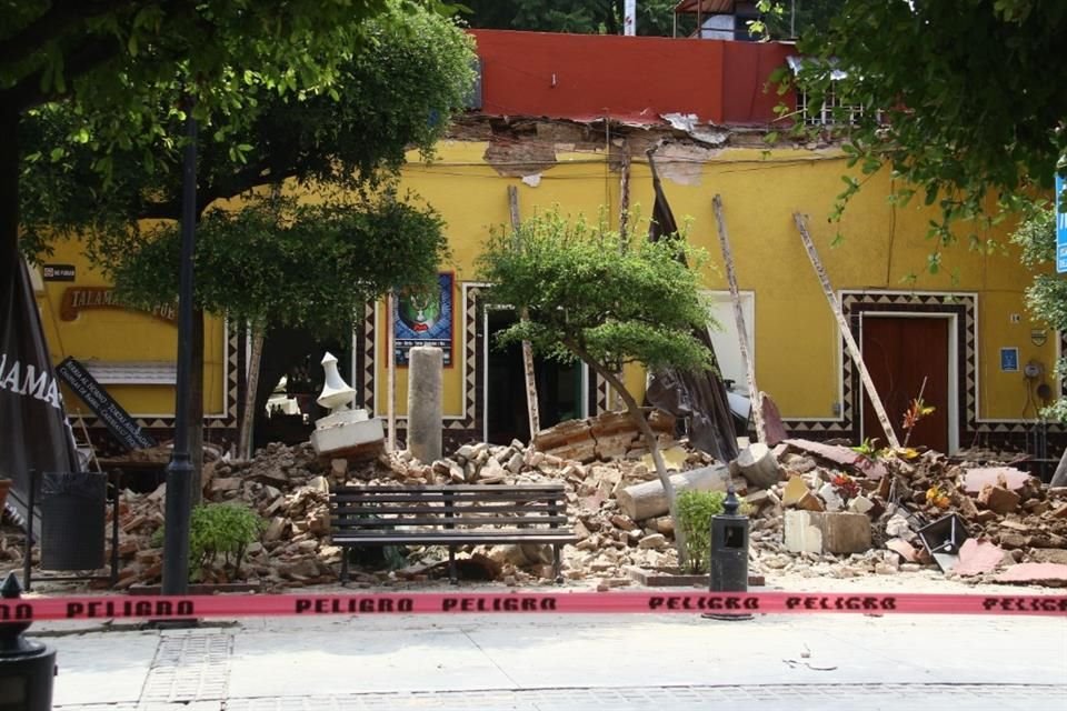 Una bóveda de 6 a 12 metros colapsó en el Parián de Tlaquepaque; aunque no se registraron heridos, varios negocios fueron evacuados.