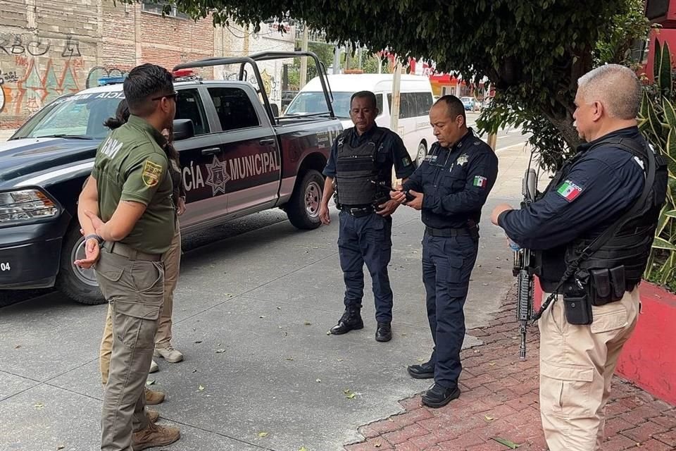 Policías de Tlaquepaque recuperaron un auto robado y al perseguir a un ladrón fueron guiados a un motel en donde hallaron a 75 migrantes.