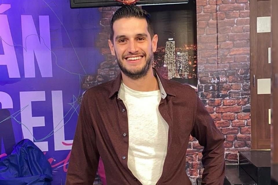 Adrián Marcelo iba a dar a medios la versión de su salida de 'La Casa de los Famosos' en conferencia, pero, sin avisar, se fue a su casa.