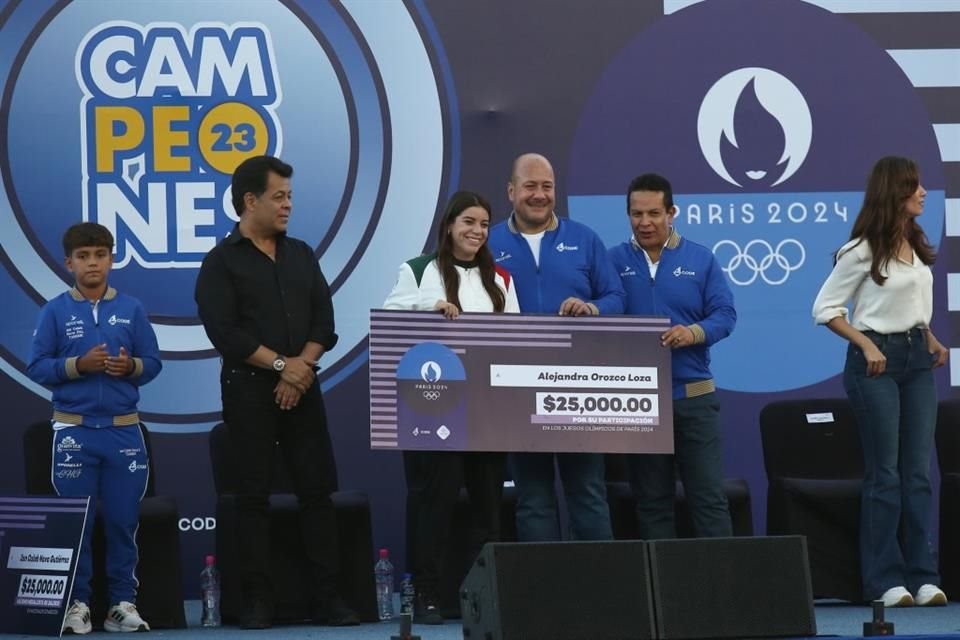 Gobierno de Jalisco entregó reconocimientos y estímulos a los atletas más sobresalientes en los Nacionales Conade y en París 2024.
