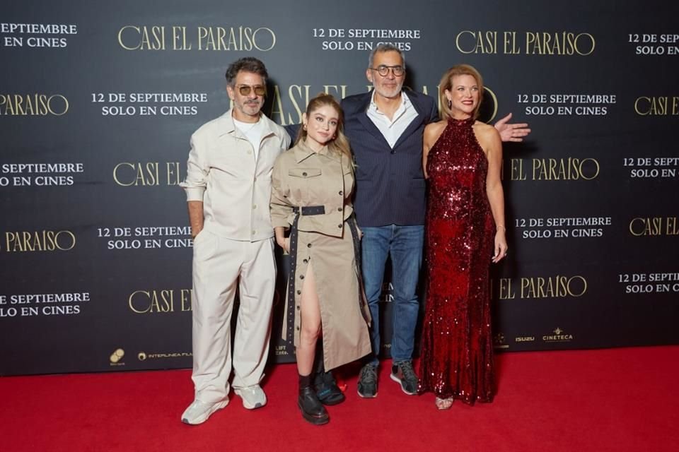 Karol Sevilla, Miguel Rodarte, Katie Barberie y el director de 'Casi el Paraíso' asistieron a la premiere del proyecto en la Cineteca FICG.