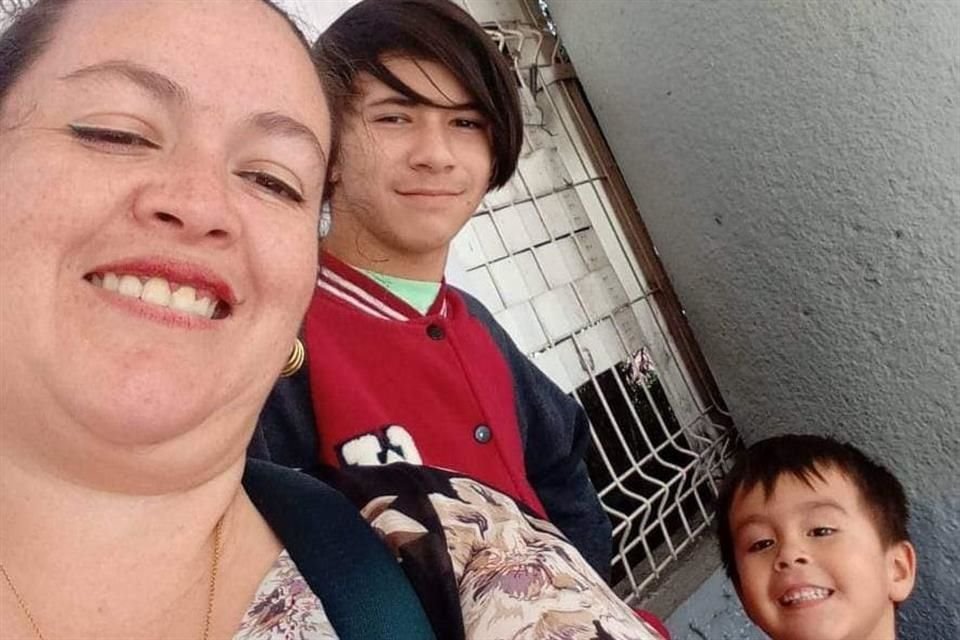 Ma. del Consuelo Arenas Romo, tiene 39 años, sus hijos son Víctor Manuel, de 14 años, y Rafael Alexander, de 5, los tres fueron vistos por última vez en el Centro de Ojuelos.