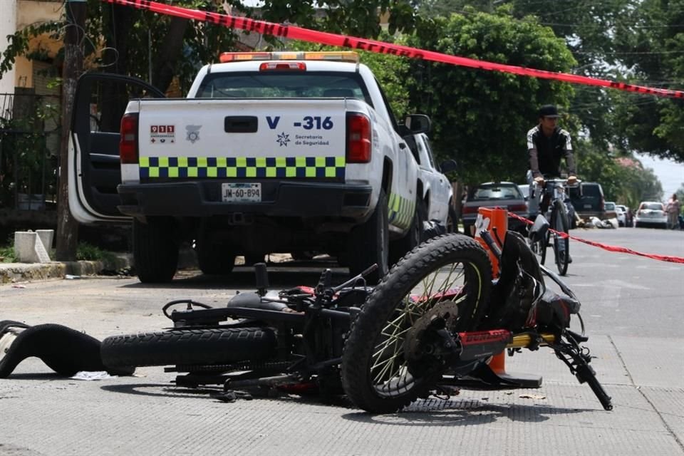 Los oficiales de vialidad colocaron un cerco policial para resguardar los indicios y momentos después llegaron familiares del afectado.