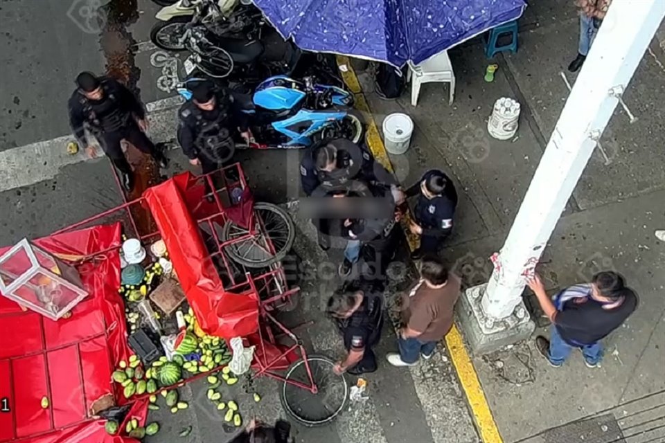 Un hombre tuvo una crisis emocional en GDL y quería quitarse la vida, pero fue desarmado por policías municipales, quienes lo abrazaron.