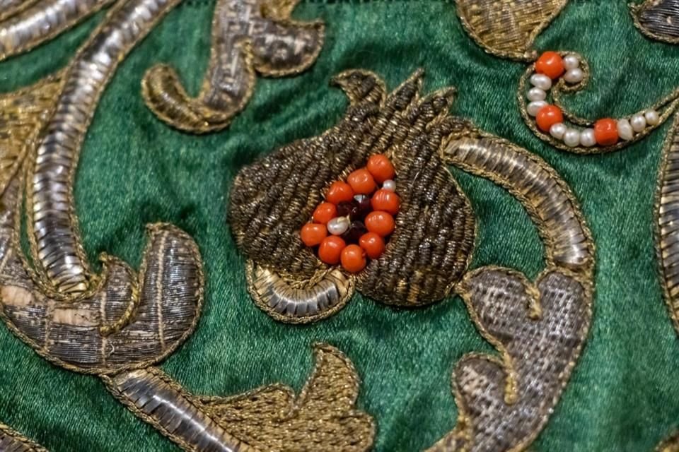 Detalles de la obra de la exposición 'Los secretos del color' en el MUSA.