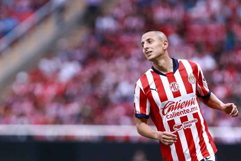 Posterior a la Fecha FIFA, según fuentes, Roberto Alvarado firmaría su renovación con las Chivas hasta 2028.