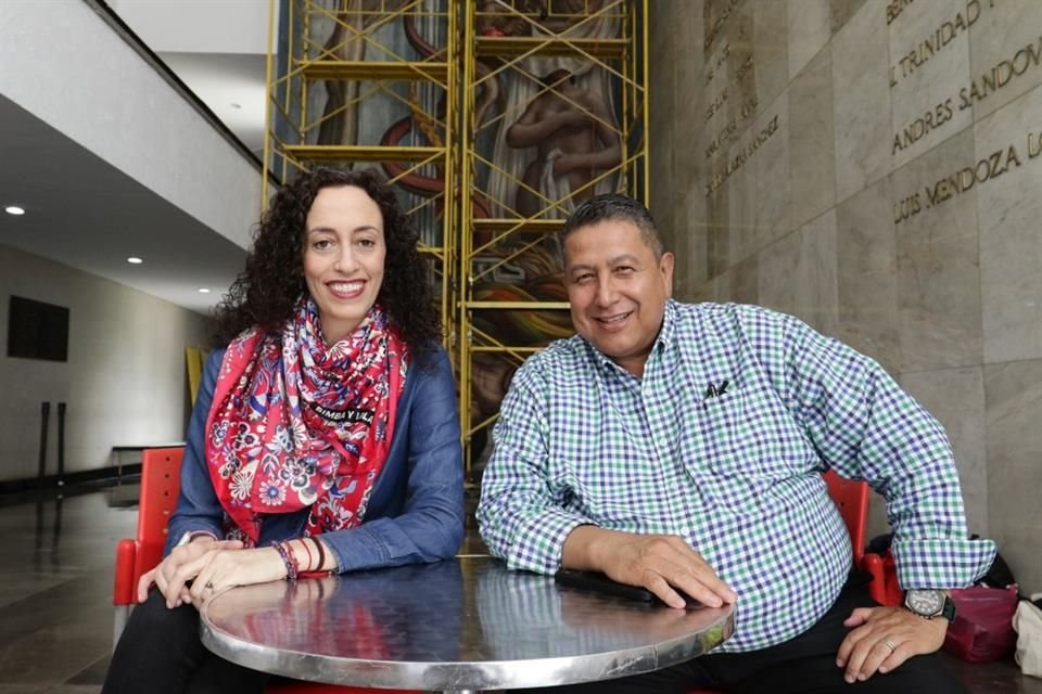Daniela Yoffe y Ricardo Duarte están a cargo de la rehabilitación del mural de Gabriel Flores.