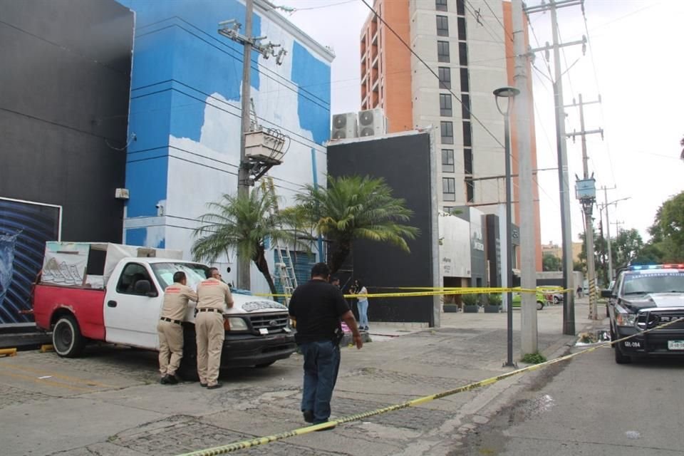 Un hombre que pintaba la fachada de un negocio en la Colonia Vallarta Norte en Guadalajara, murió tras electrocutarse con cables de alta tensión.