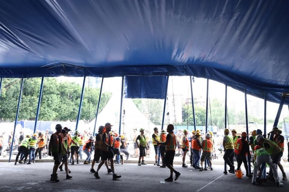 Alrededor de 100 personas participan en este primer paso de la instalación del Cirque Du Soleil.