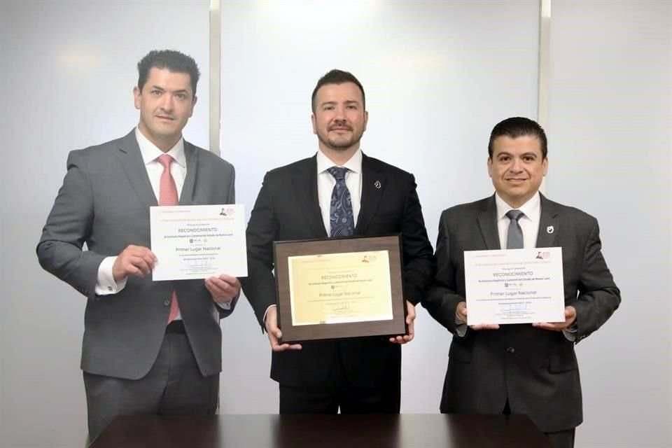 Héctor Garza, director de Catastro; Josemaría Urrutia, director del Instituto Registral y Catastral del Estado de Nuevo León, y Juan Paulo Puente, director del Registro Público de la Propiedad.