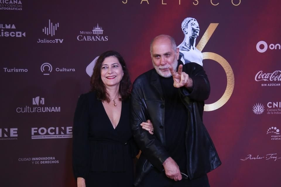 Guillermo Arriaga, nominado por Mejor Guion Original de la película 'A Cielo Abierto, llegó con su pareja a la gala.