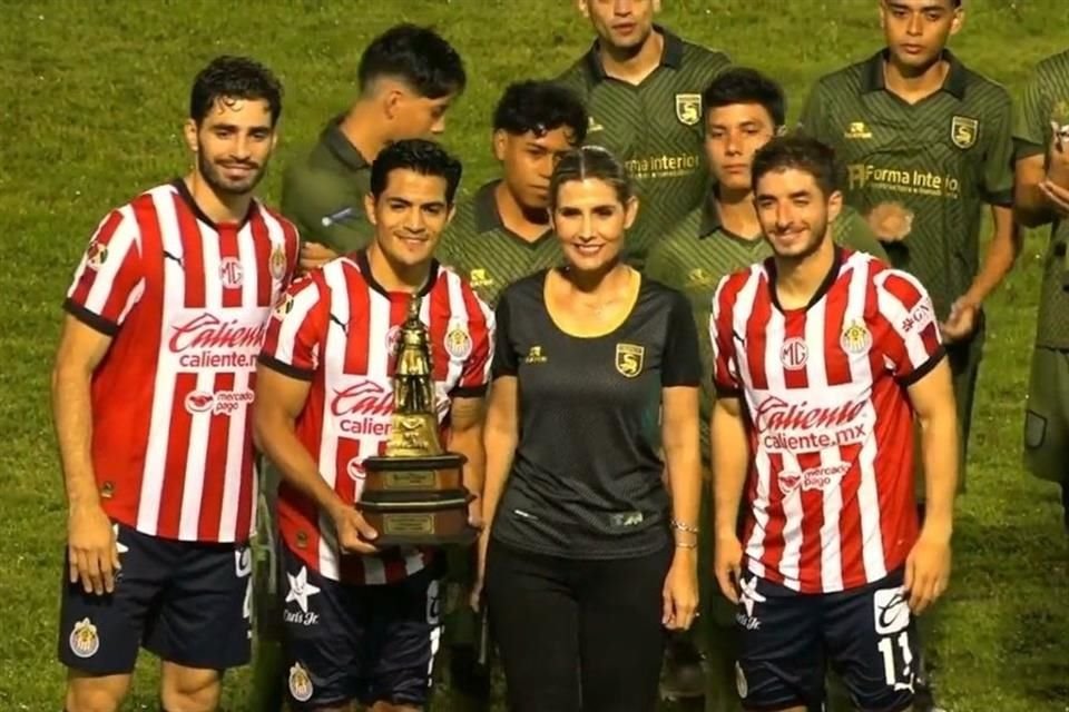 Luego del enfrentamiento, Jesús Sánchez, Isaac Brizuela y Antonio Briseño recibieron el trofeo disputado en el 'Encuentro por la Paz'.