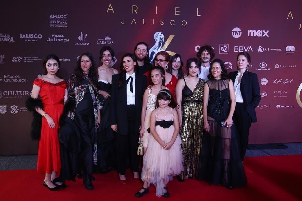 Elenco de la película Tótem en la alfombra roja de los Premios Ariel.