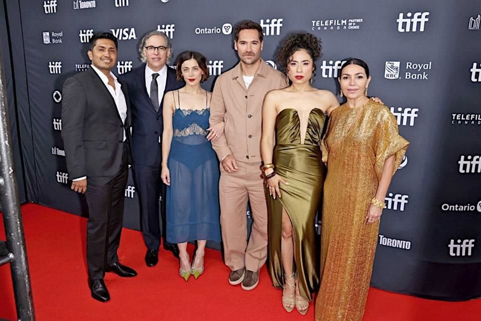 Tenoch Huerta, el director Rodrigo Prieto, Ilse Salas, Manuel García-Rulfo, Mayra Batalla y Dolores Heredia presentaron 'Pedro Páramo' en el Festival Internacional de Cine de Toronto.