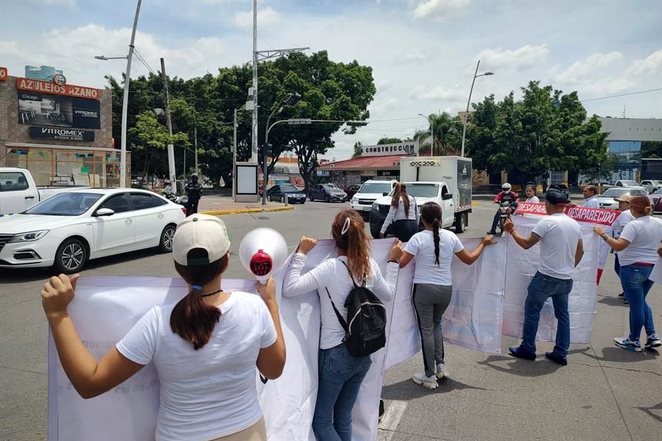 Cerraron la circulación en la Glorieta por cerca de 20 minutos, pues el flujo vehicular se normalizó poco después de las 13:00 horas.