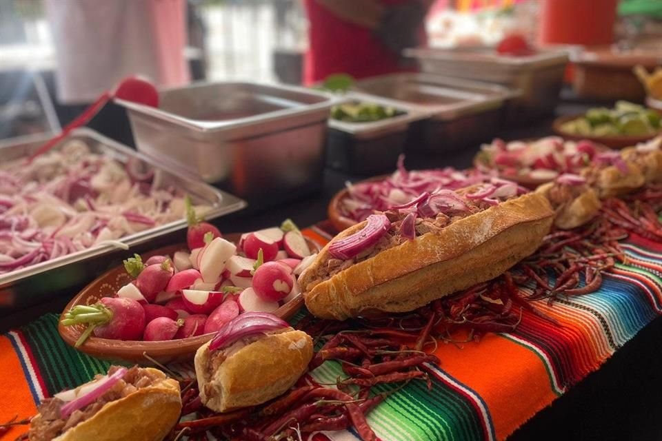 Se entregaron 25 mil tortas y tacos dorados de 30 puestos tradicionales que se han sumado a la iniciativa.